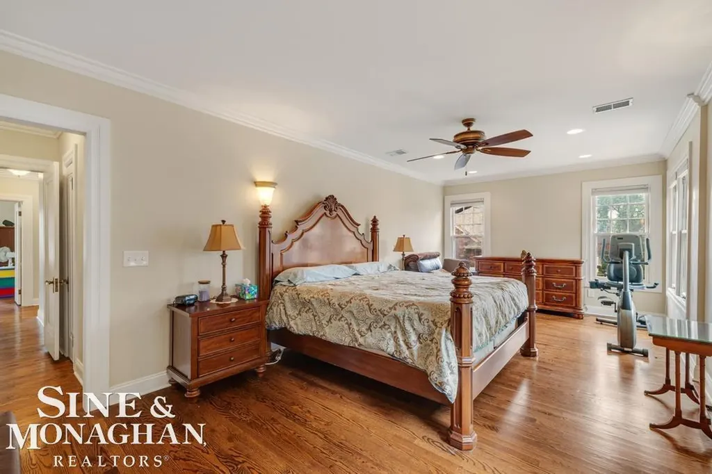 979 Lakepointe Street Grosse Pointe Park City MI 48230