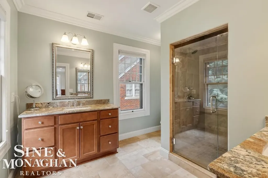 979 Lakepointe Street Grosse Pointe Park City MI 48230