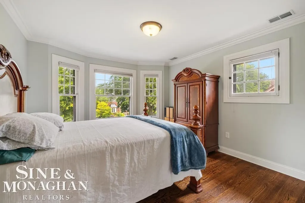 979 Lakepointe Street Grosse Pointe Park City MI 48230