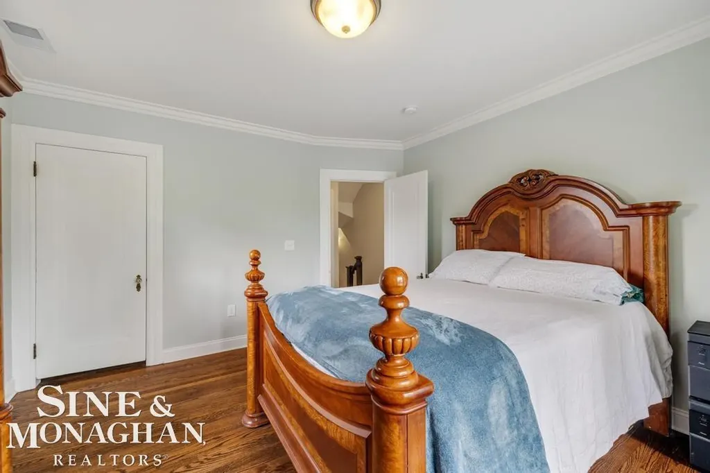 979 Lakepointe Street Grosse Pointe Park City MI 48230