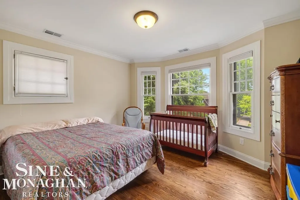 979 Lakepointe Street Grosse Pointe Park City MI 48230