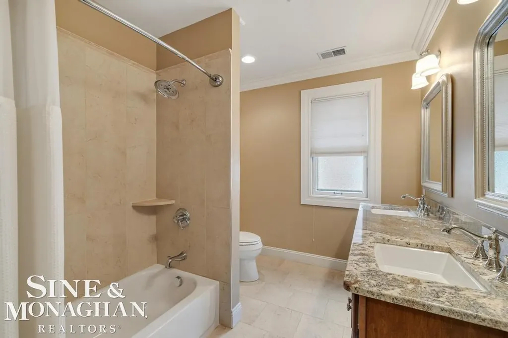 979 Lakepointe Street Grosse Pointe Park City MI 48230