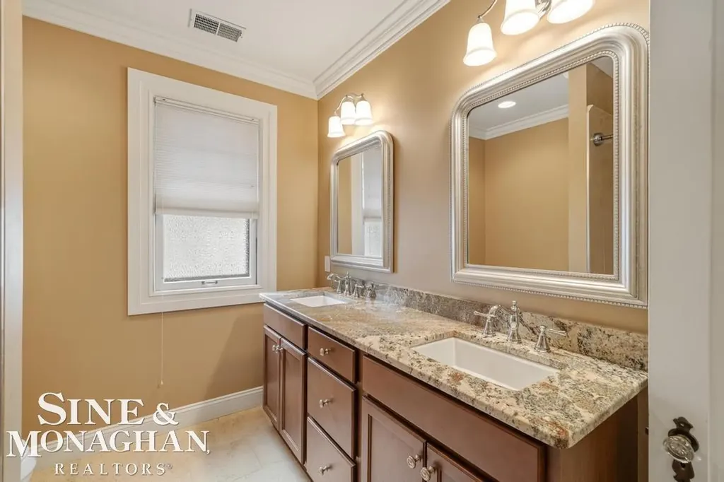 979 Lakepointe Street Grosse Pointe Park City MI 48230