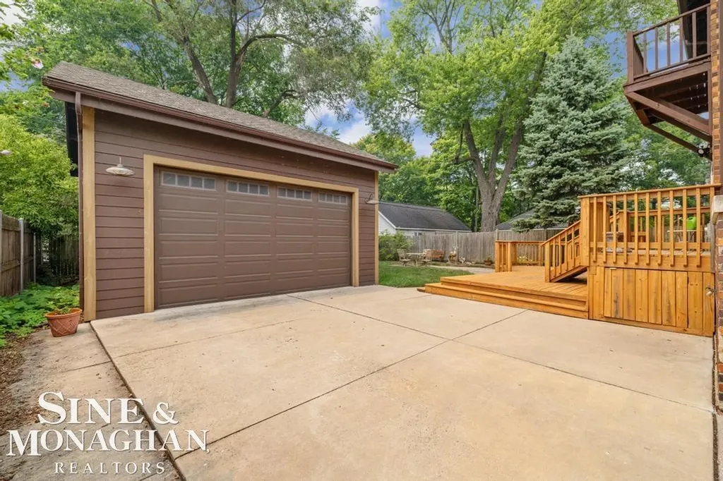979 Lakepointe Street Grosse Pointe Park City MI 48230