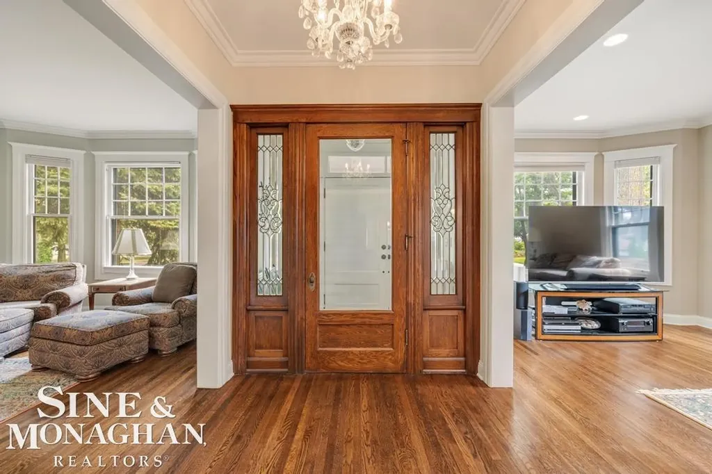 979 Lakepointe Street Grosse Pointe Park City MI 48230