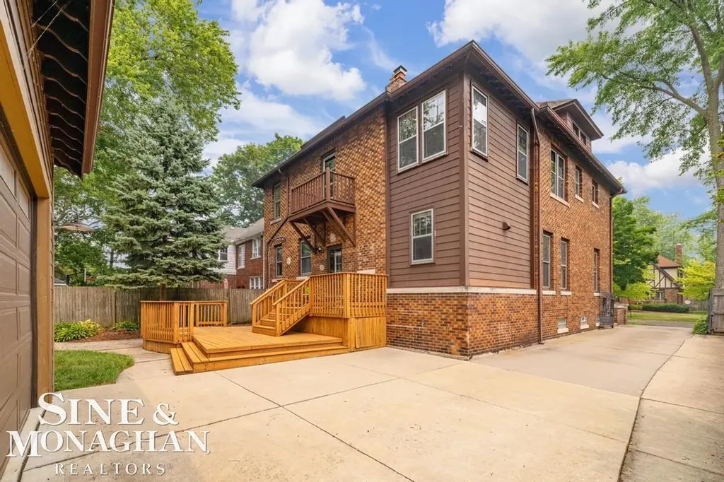 979 Lakepointe Street Grosse Pointe Park City MI 48230