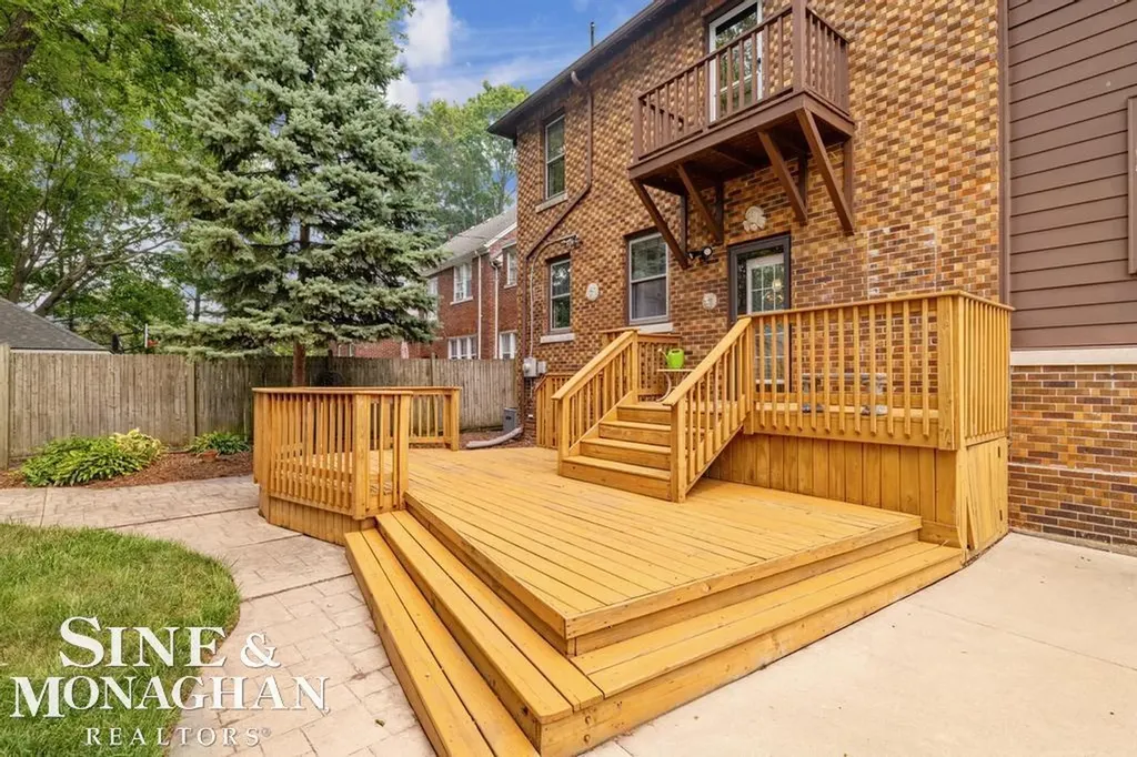 979 Lakepointe Street Grosse Pointe Park City MI 48230