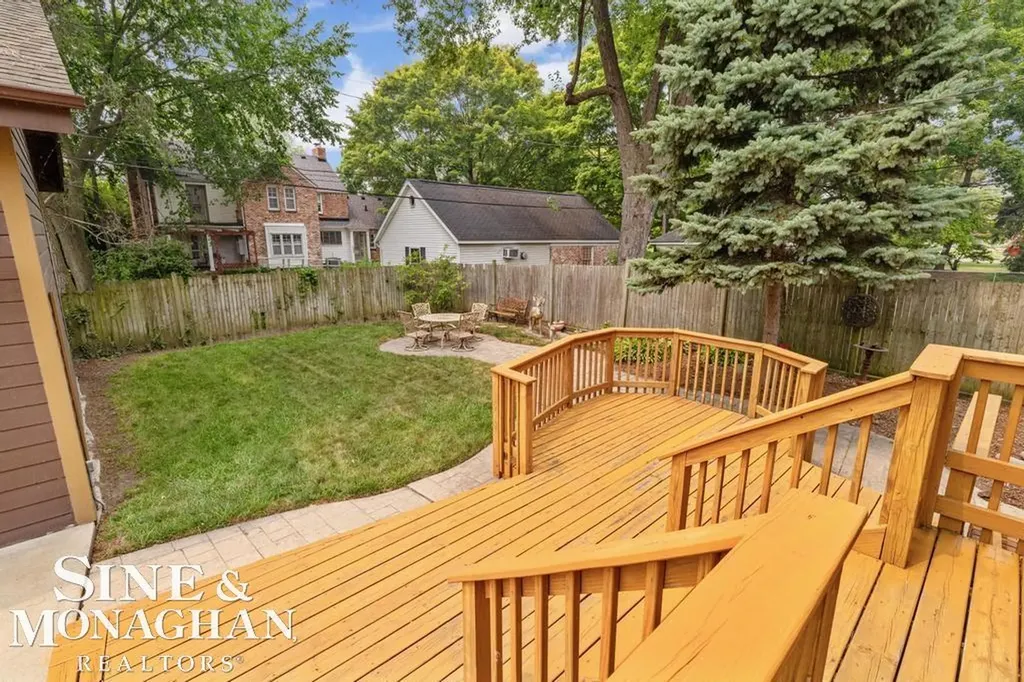 979 Lakepointe Street Grosse Pointe Park City MI 48230