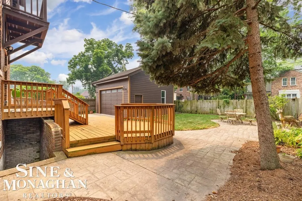 979 Lakepointe Street Grosse Pointe Park City MI 48230
