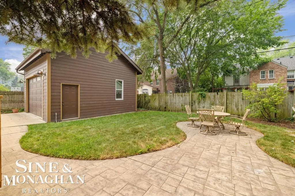 979 Lakepointe Street Grosse Pointe Park City MI 48230