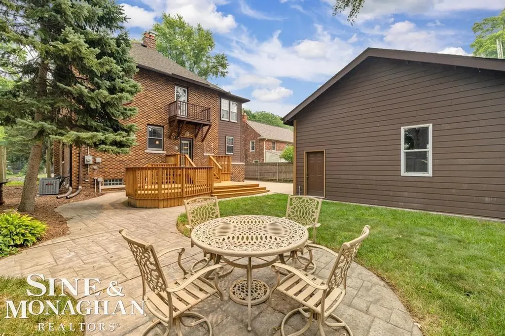 979 Lakepointe Street Grosse Pointe Park City MI 48230