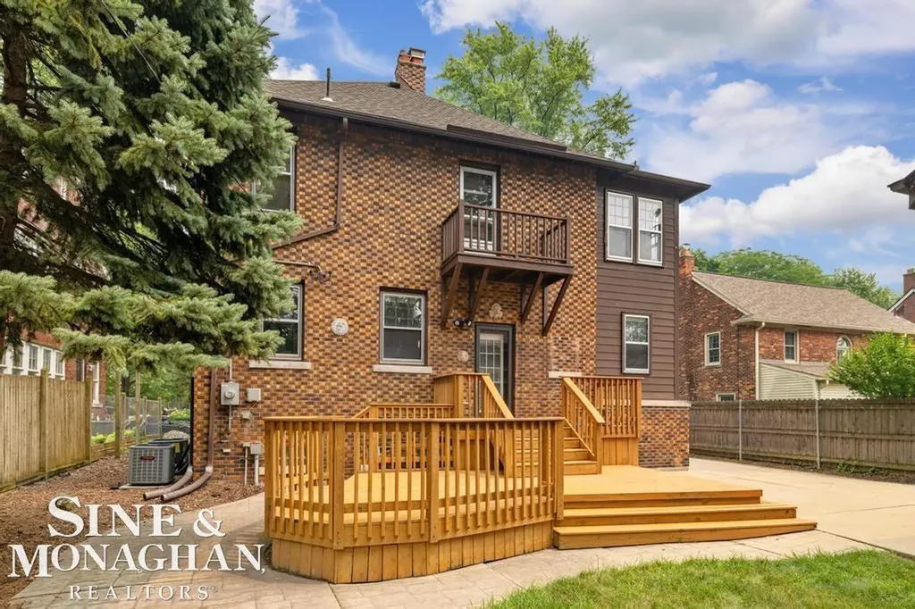 979 Lakepointe Street Grosse Pointe Park City MI 48230
