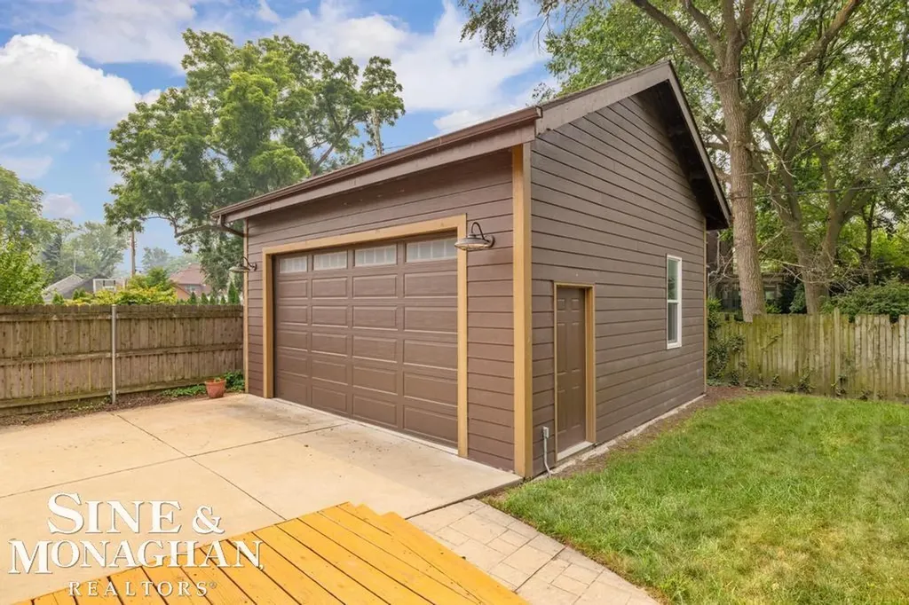 979 Lakepointe Street Grosse Pointe Park City MI 48230