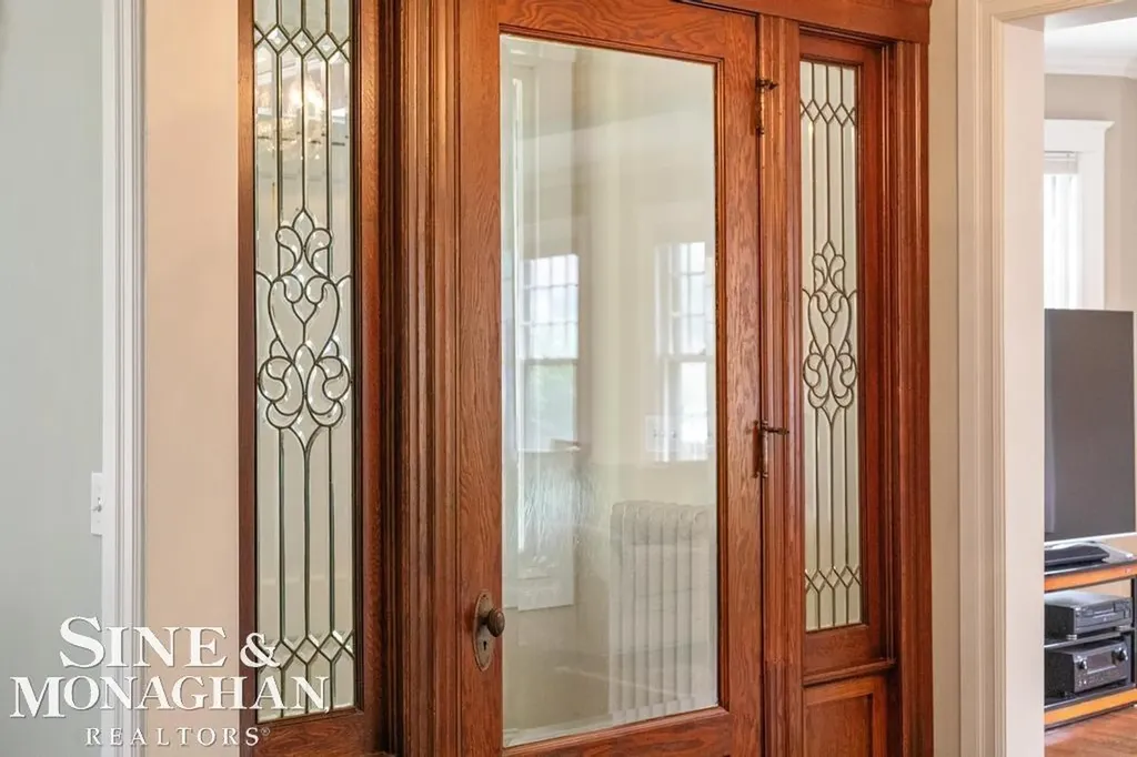 979 Lakepointe Street Grosse Pointe Park City MI 48230
