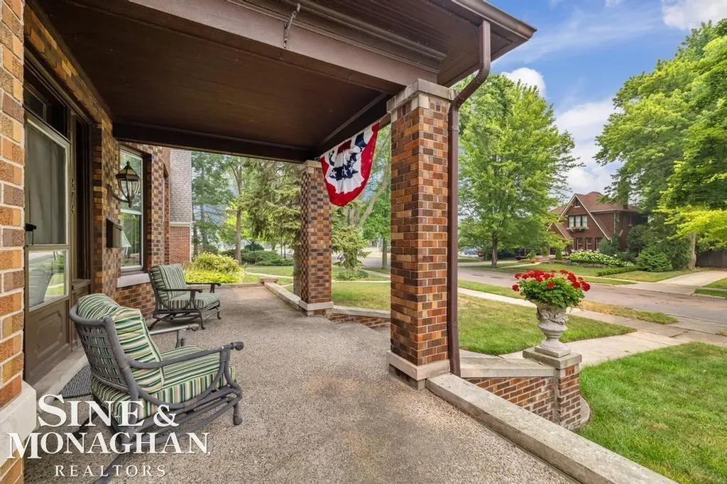 979 Lakepointe Street Grosse Pointe Park City MI 48230