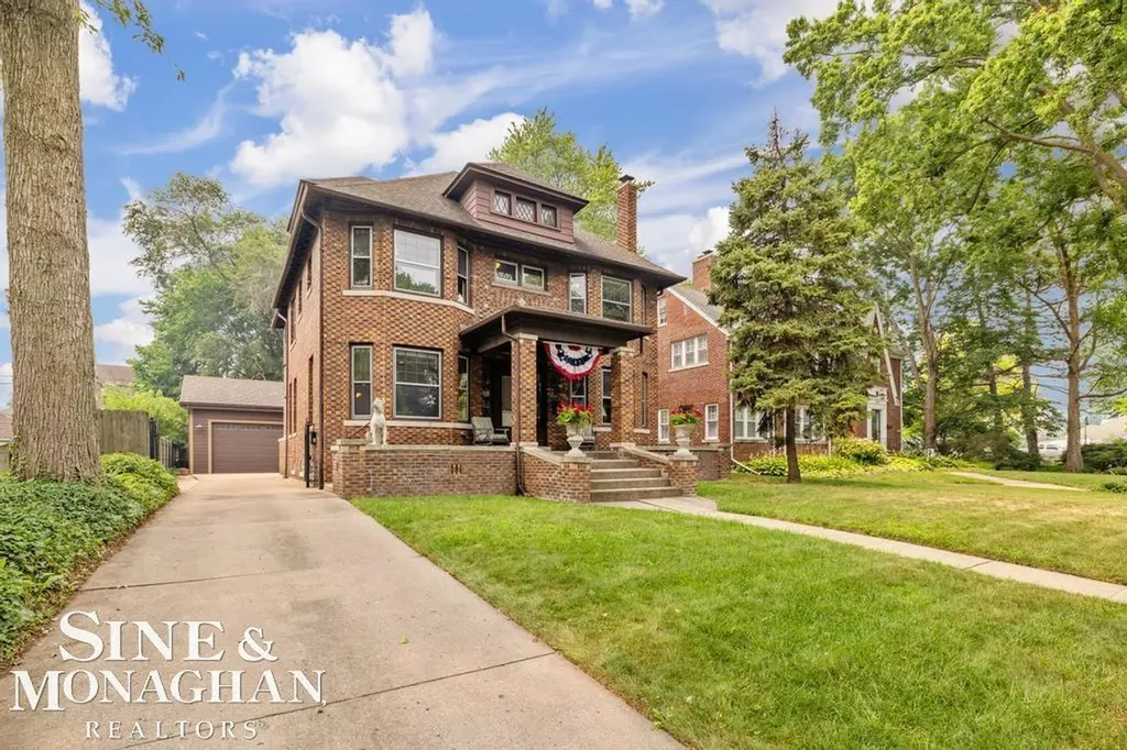 979 Lakepointe Street Grosse Pointe Park City MI 48230
