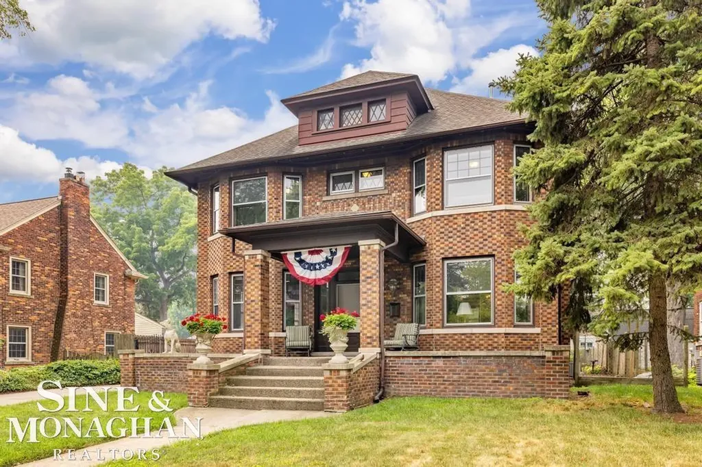 979 Lakepointe Street Grosse Pointe Park City MI 48230