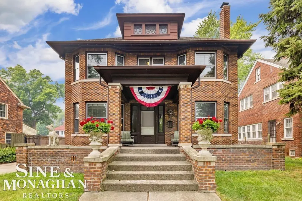 979 Lakepointe Street Grosse Pointe Park City MI 48230