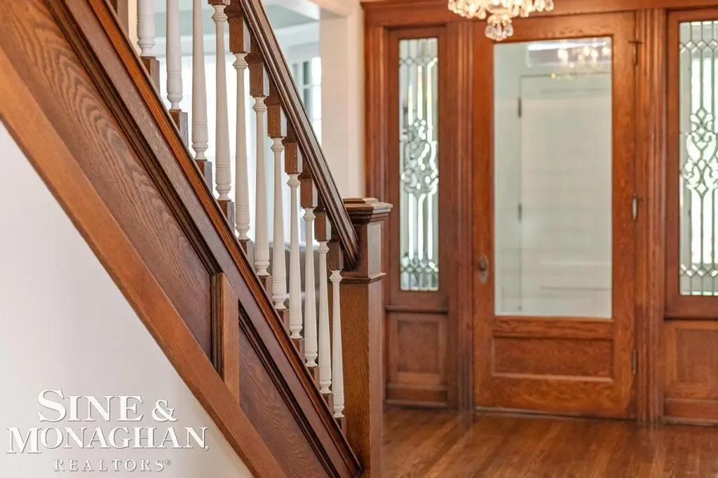 979 Lakepointe Street Grosse Pointe Park City MI 48230
