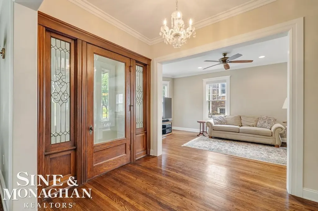 979 Lakepointe Street Grosse Pointe Park City MI 48230