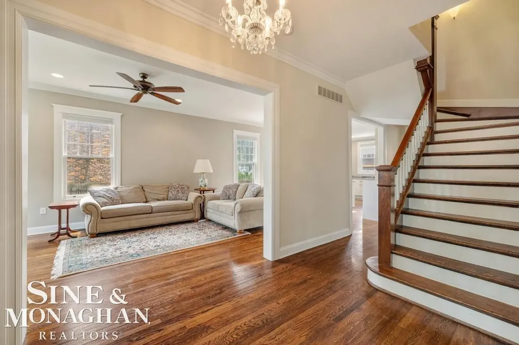 979 Lakepointe Street Grosse Pointe Park City MI 48230