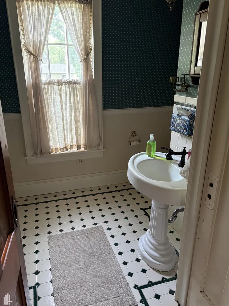 144 N Washington Lake Orion Village MI 48362