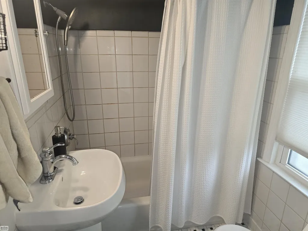 1830 Kenmore Drive Grosse Pointe Woods City MI 48236