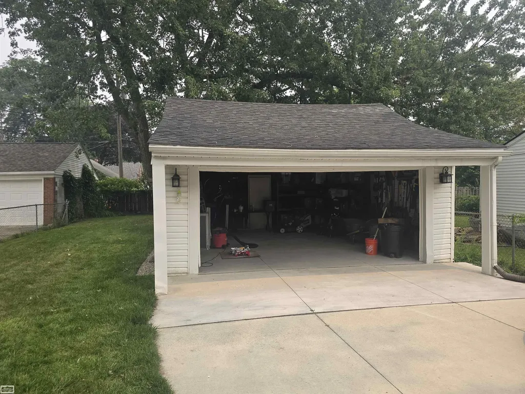 1830 Kenmore Drive Grosse Pointe Woods City MI 48236