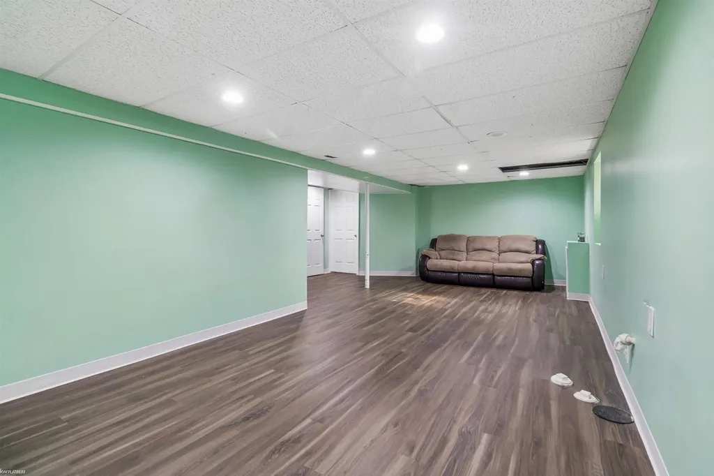 35733 Simon Drive Clinton Charter Township MI 48035