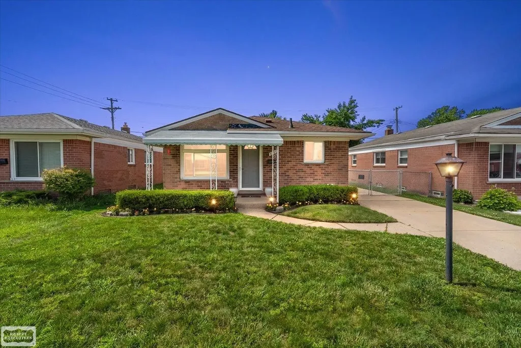 8340 Gerald Avenue Warren City MI 48093