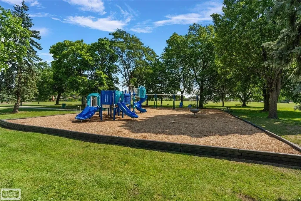 8340 Gerald Avenue Warren City MI 48093