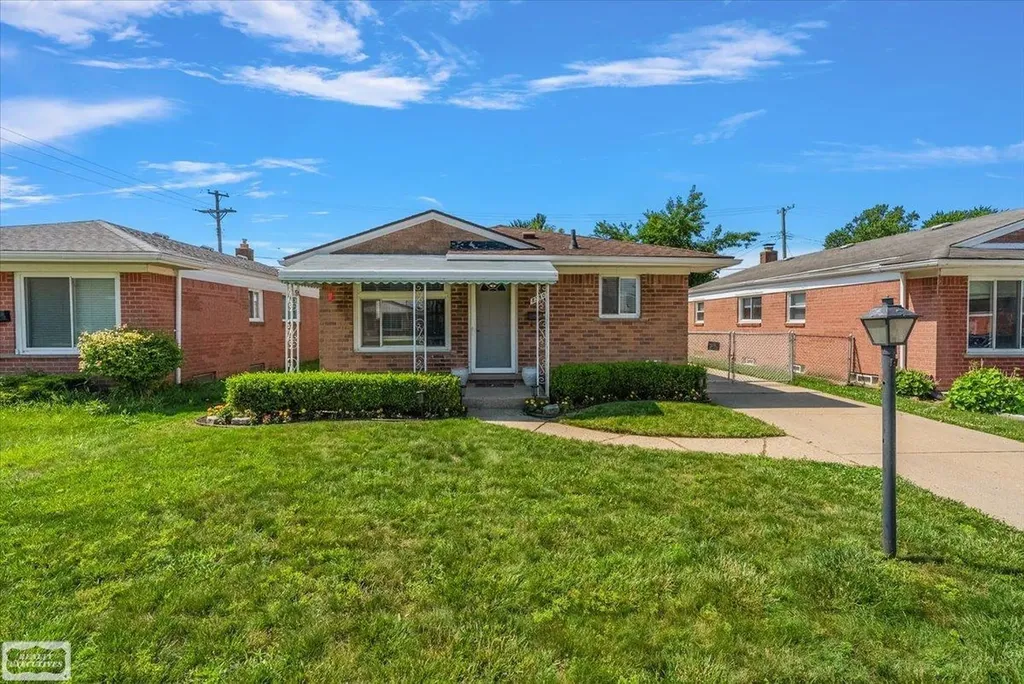 8340 Gerald Avenue Warren City MI 48093