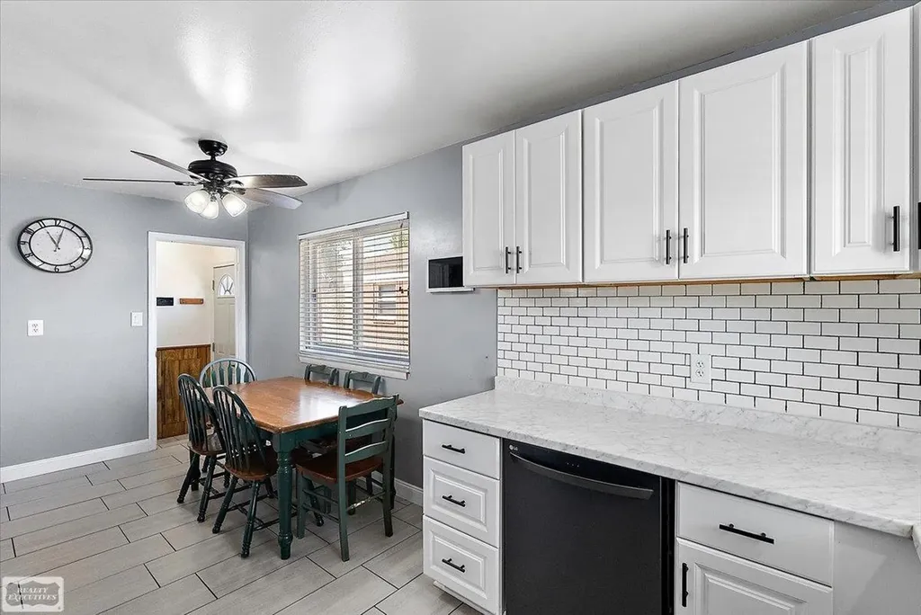 8340 Gerald Avenue Warren City MI 48093