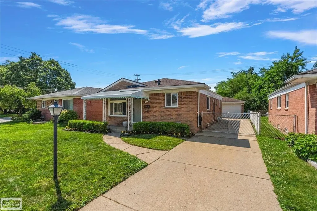 8340 Gerald Avenue Warren City MI 48093