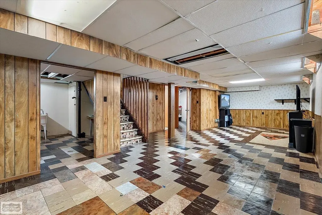 8340 Gerald Avenue Warren City MI 48093