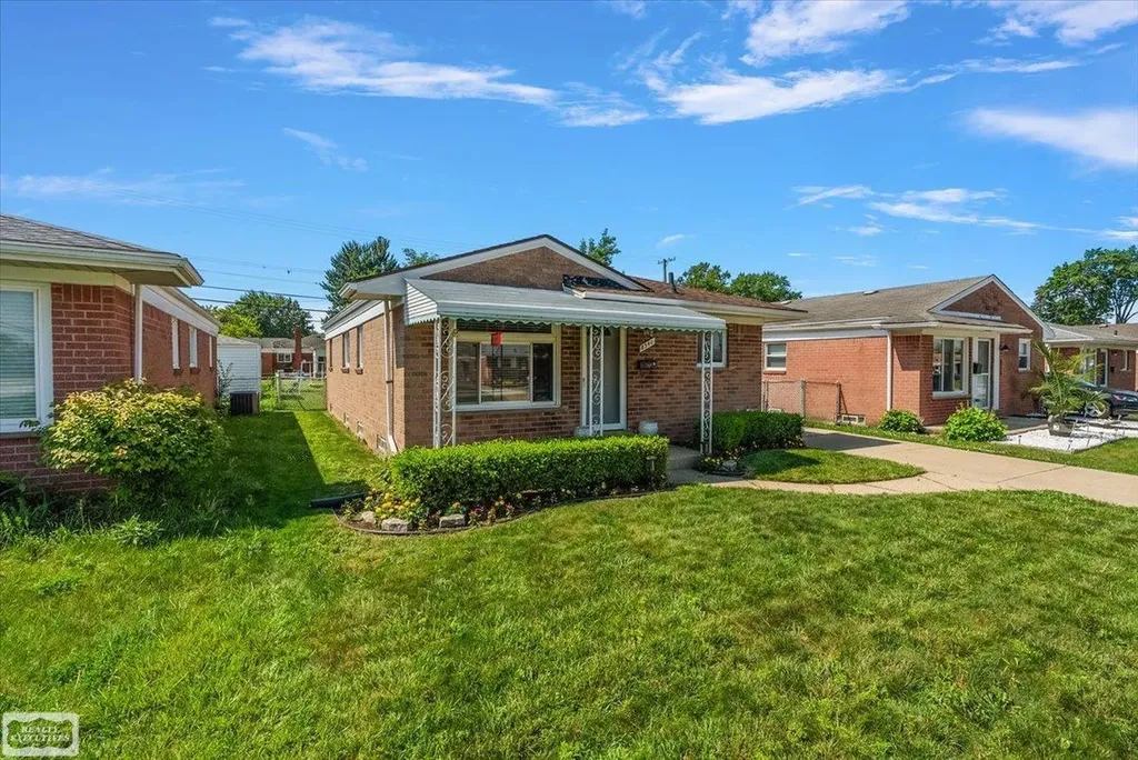 8340 Gerald Avenue Warren City MI 48093