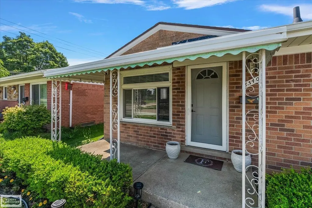 8340 Gerald Avenue Warren City MI 48093