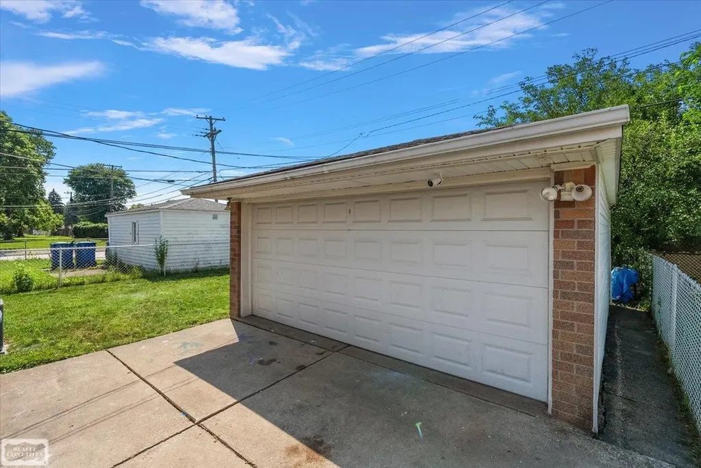 8340 Gerald Avenue Warren City MI 48093