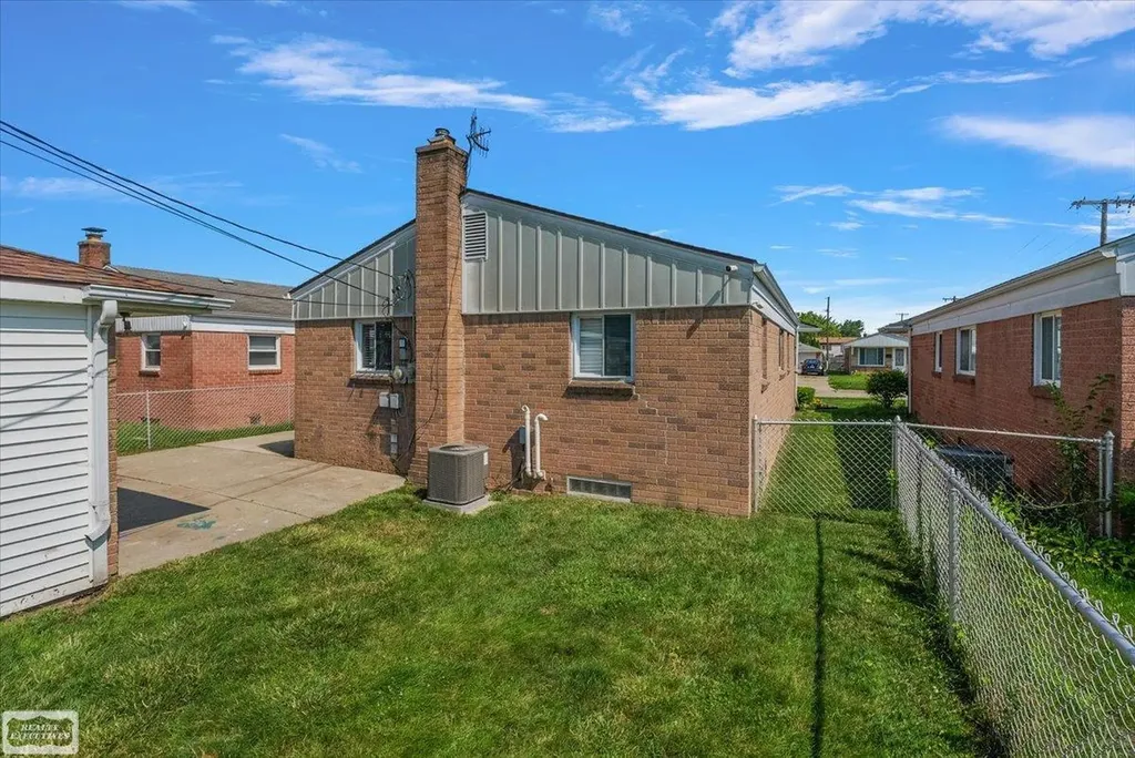 8340 Gerald Avenue Warren City MI 48093