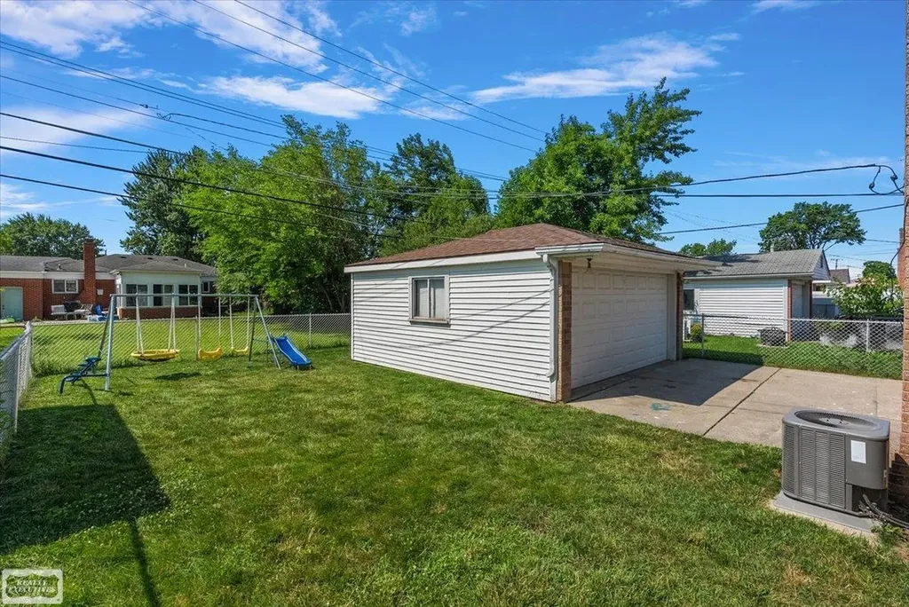 8340 Gerald Avenue Warren City MI 48093