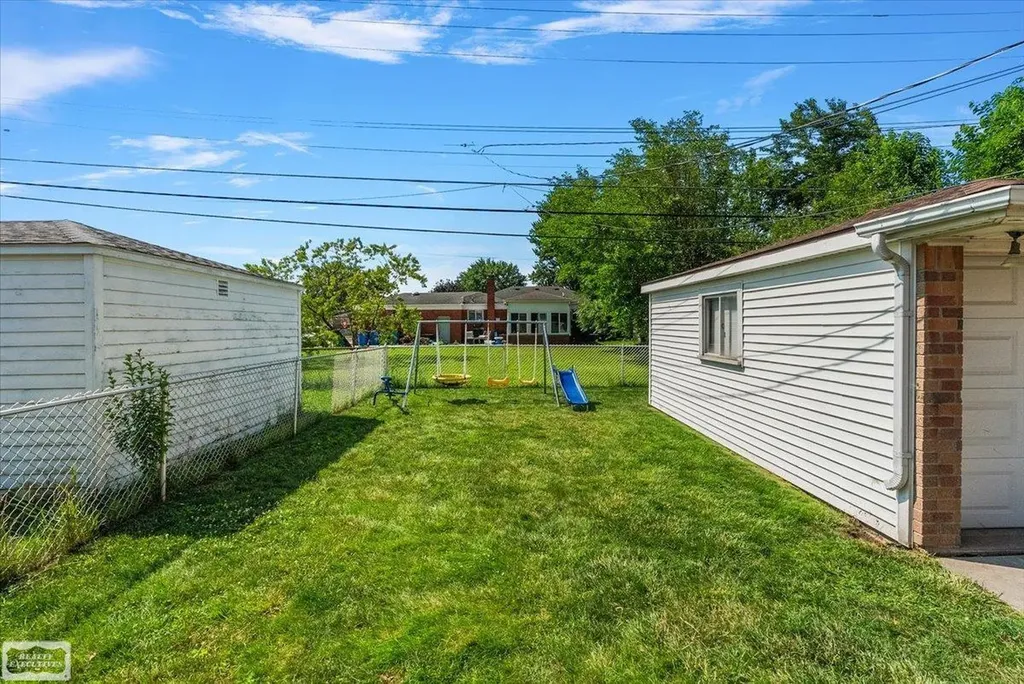 8340 Gerald Avenue Warren City MI 48093