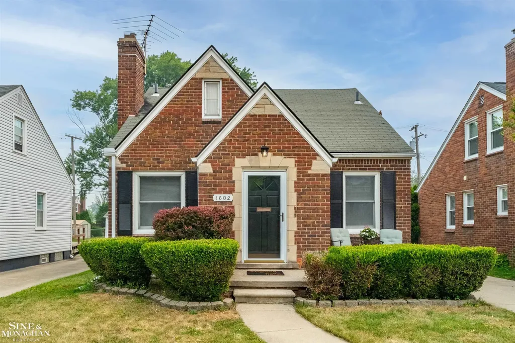 1602 Anita Avenue Grosse Pointe Woods City MI 48236