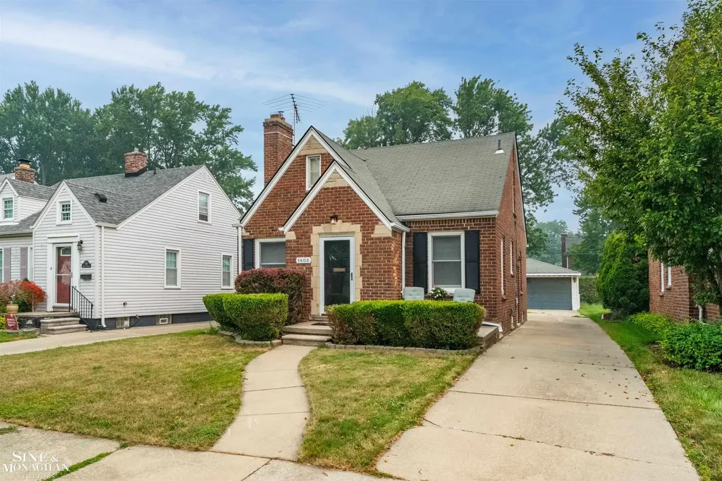 1602 Anita Avenue Grosse Pointe Woods City MI 48236