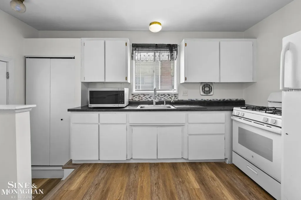 21313 Tanglewood Street St. Clair Shores City MI 48082