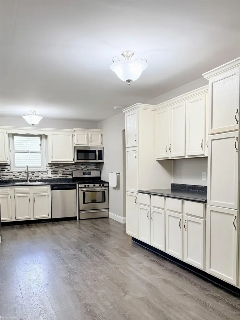3290 Sapphire Lane Fort Gratiot Charter Township MI 48059