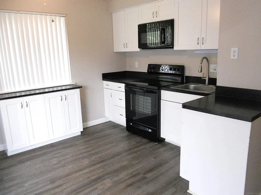 8249 Dartmouth Avenue Warren City MI 48093