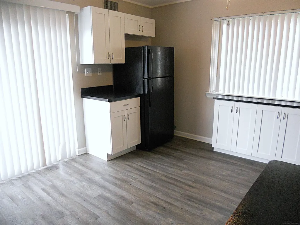 8249 Dartmouth Avenue Warren City MI 48093
