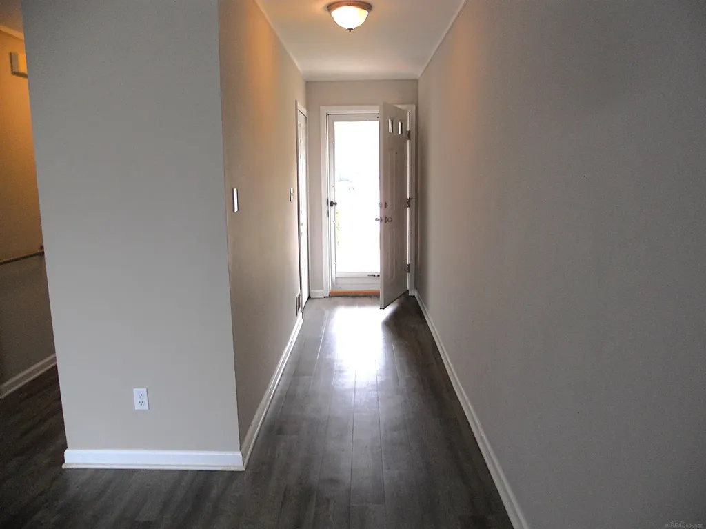 8249 Dartmouth Avenue Warren City MI 48093