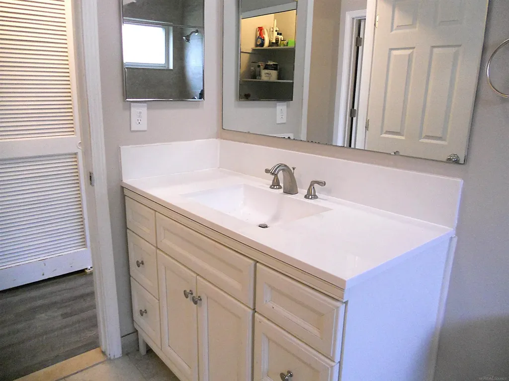 8249 Dartmouth Avenue Warren City MI 48093