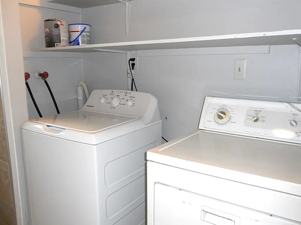8249 Dartmouth Avenue Warren City MI 48093
